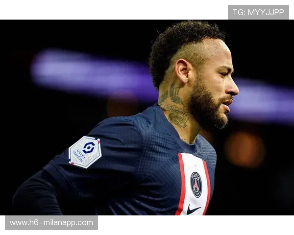 内马尔被媒体捕捉到训练场忘情舞动的片段，轻松有趣